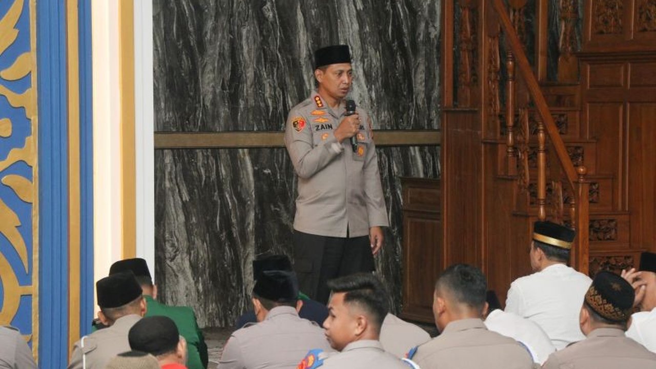Kapolres Metro Tangerang Kota, Kombes Pol Zain Dwi Nugroho, melaksanakan subuh keliling untuk mempererat silaturahmi dengan warga dan menjaga kondusifitas keamanan selama Ramadhan.