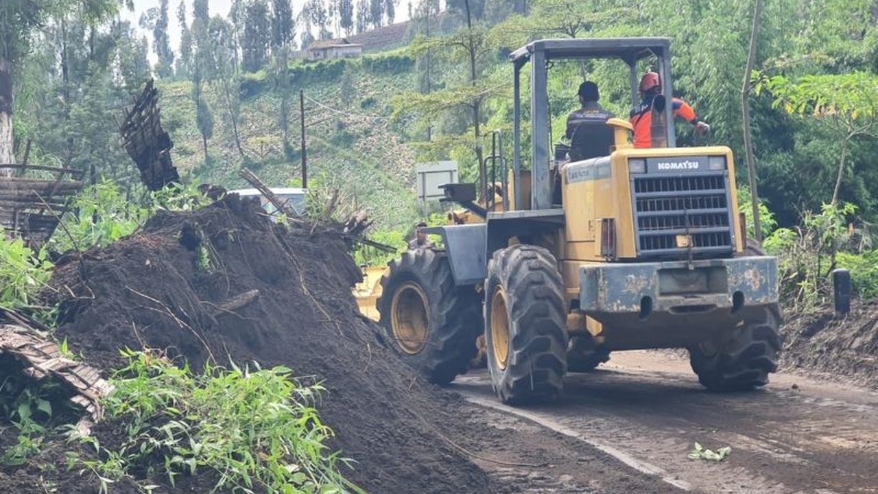 BPBD Probolinggo mengimbau warga dan wisatawan untuk waspada terhadap potensi longsor di jalur menuju Gunung Bromo akibat hujan deras dan dampak La Nina.