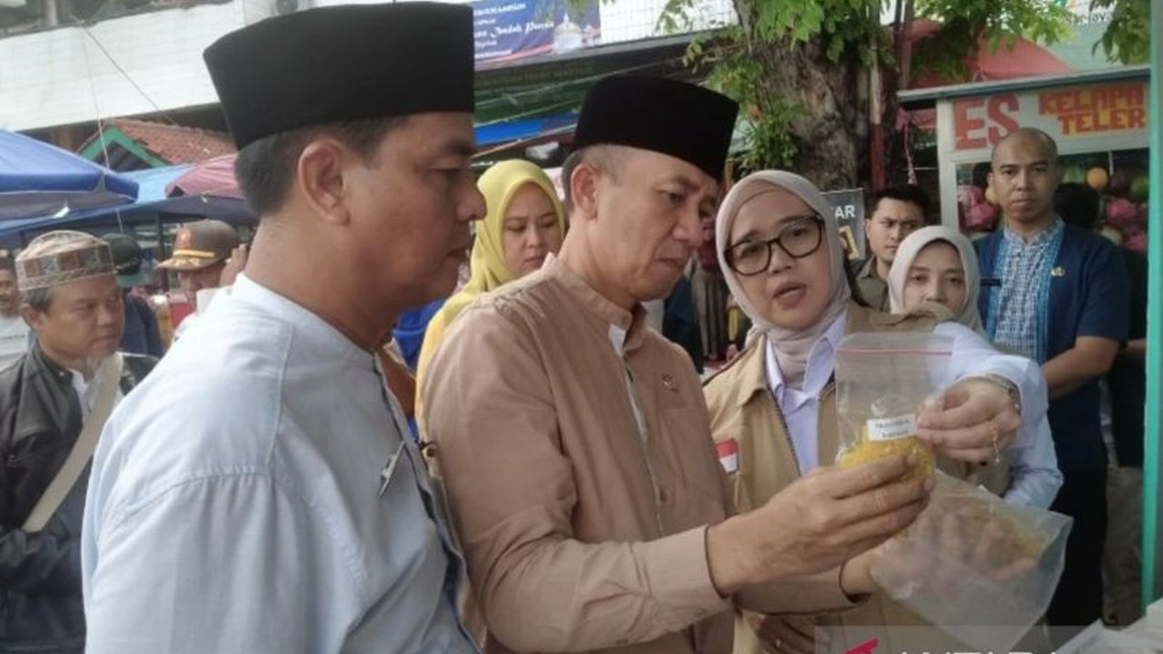 Pemerintah Kota Jakarta Timur gencar periksa keamanan takjil selama Ramadhan dan temukan mi kuning dan tahu goreng mengandung formalin.