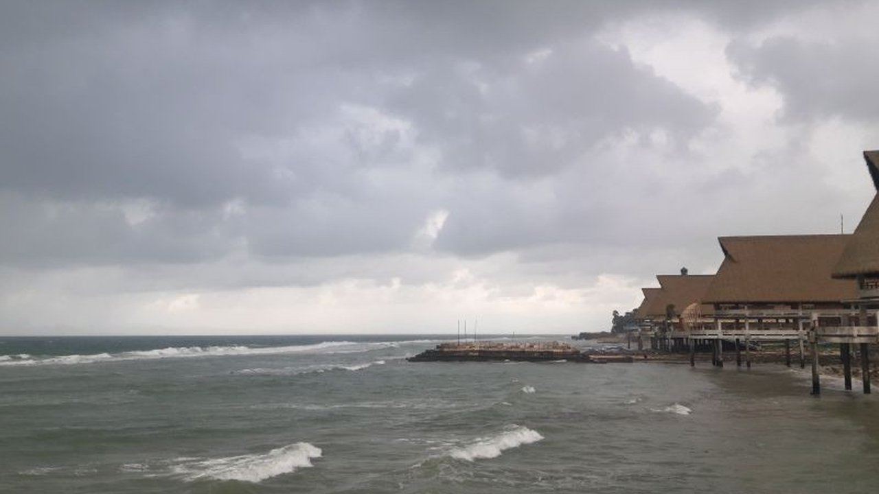 BMKG memperingatkan potensi gelombang sedang hingga tinggi di laut NTT pada 10-13 Maret 2025, dengan ketinggian mencapai 2,5 meter di beberapa wilayah.