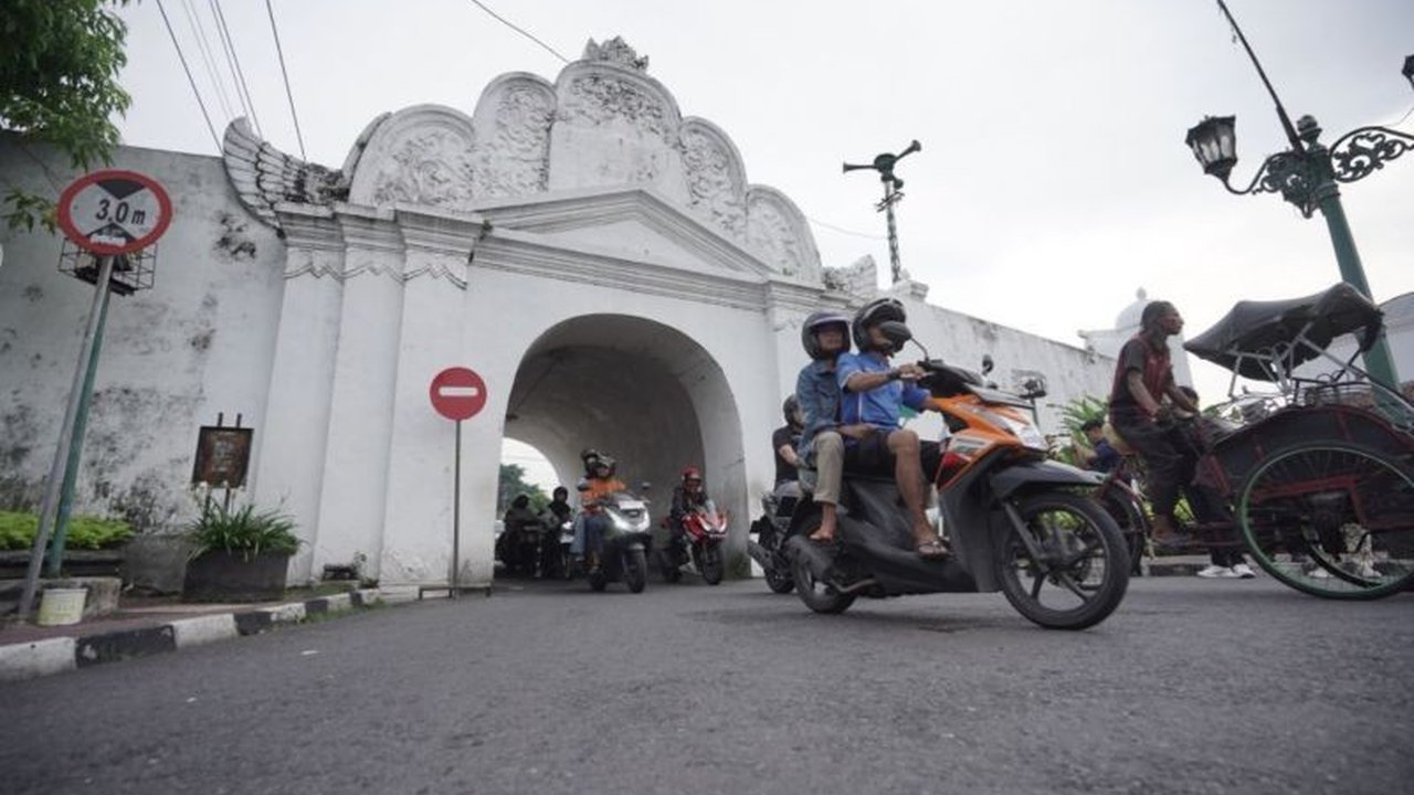 Pemerintah DIY mulai uji coba sistem satu arah di Plengkung Gading, Yogyakarta, untuk mengurangi beban lalu lintas dan mencegah kerusakan struktur bangunan cagar budaya tersebut.