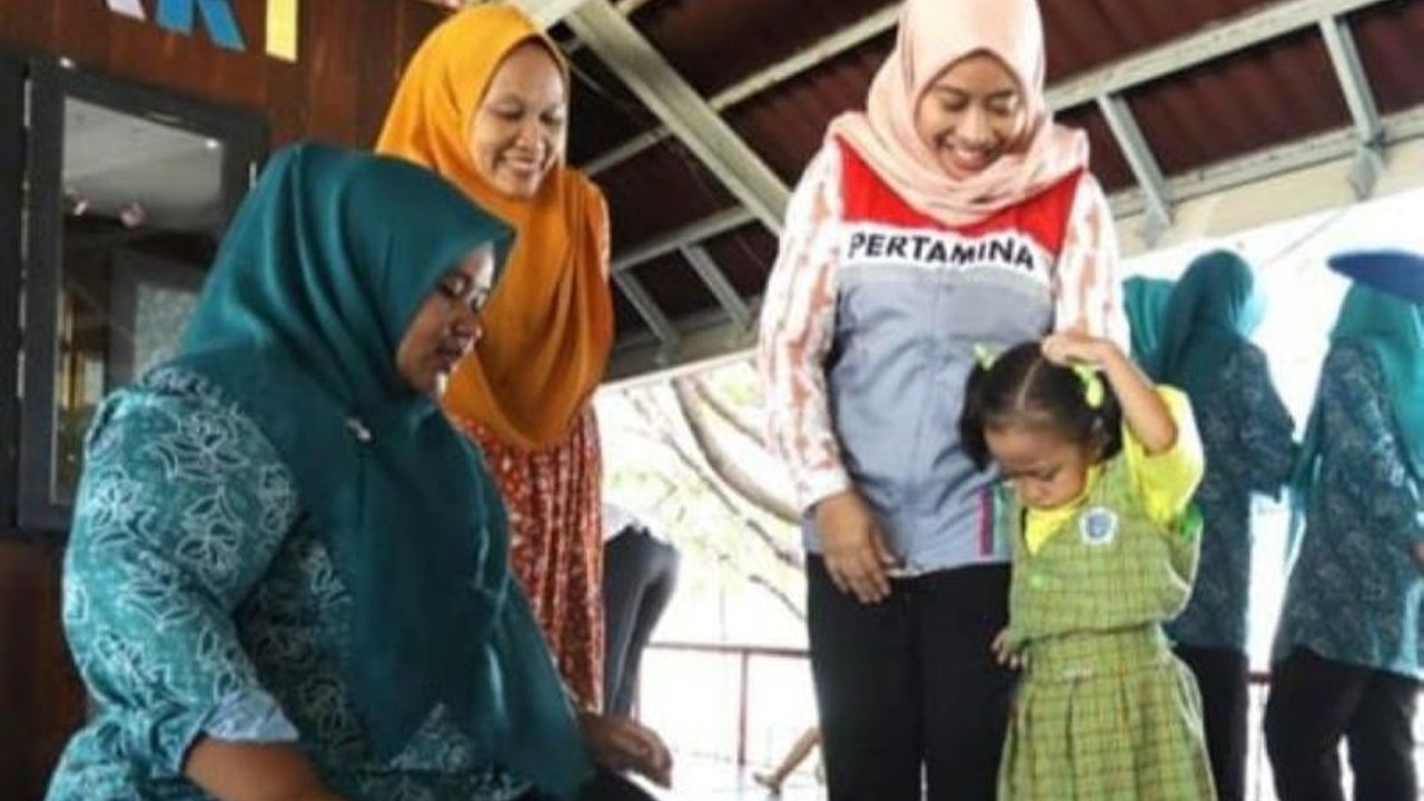 Pertamina Hulu Energi Offshore South East Sumatera (PHE OSES) berhasil menurunkan angka stunting di Pulau Harapan dan Pulau Kelapa, Kepulauan Seribu, melalui Program Seribu Asa yang berfokus pada pemberian makanan bergizi dan edukasi.