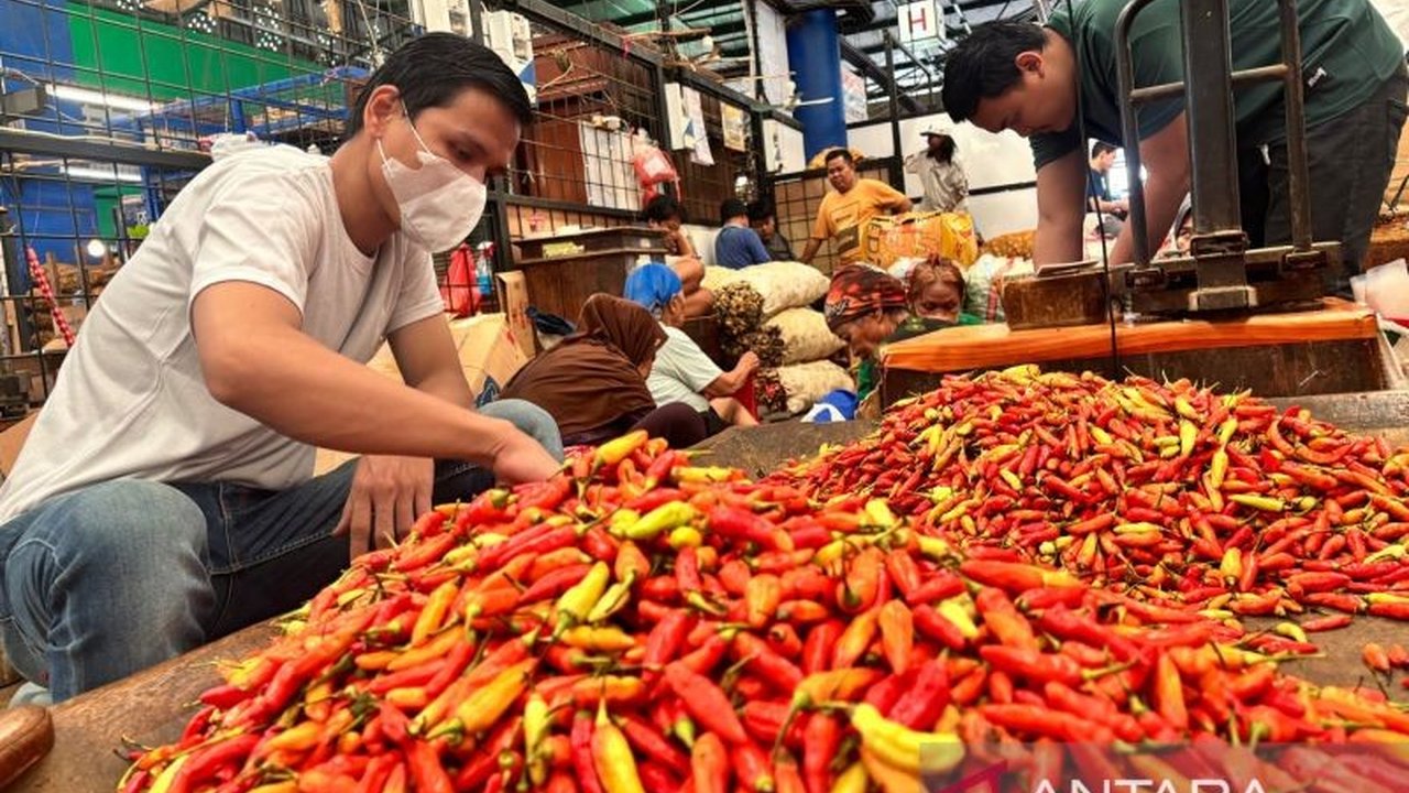 Gubernur DKI Jakarta, Pramono Anung Wibowo, memastikan harga dan stok bahan pangan di Jakarta terkendali menjelang Ramadhan dan Idul Fitri, meskipun ada beberapa komoditas yang mengalami kenaikan harga.