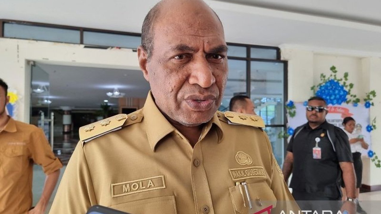 Pemerintah Provinsi Papua Barat berupaya mengatasi kekurangan dokter spesialis di tujuh kabupaten, mencari solusi melalui kajian aturan dan alokasi anggaran, guna meningkatkan kualitas layanan kesehatan masyarakat.