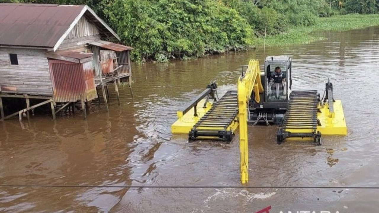 Anggota DPRD Kotim, Angga Aditya Nugraha, mendesak Pemkab Kotim menambah ekskavator amfibi untuk mencegah banjir di wilayah yang rawan bencana hidrologi ini.