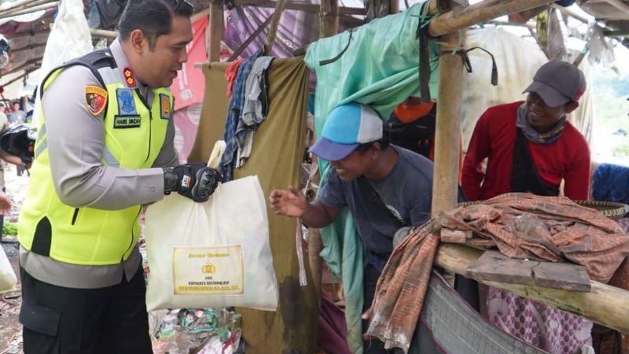 Polres Tasikmalaya Berbagi Sembako untuk Pemulung di Bulan Ramadhan