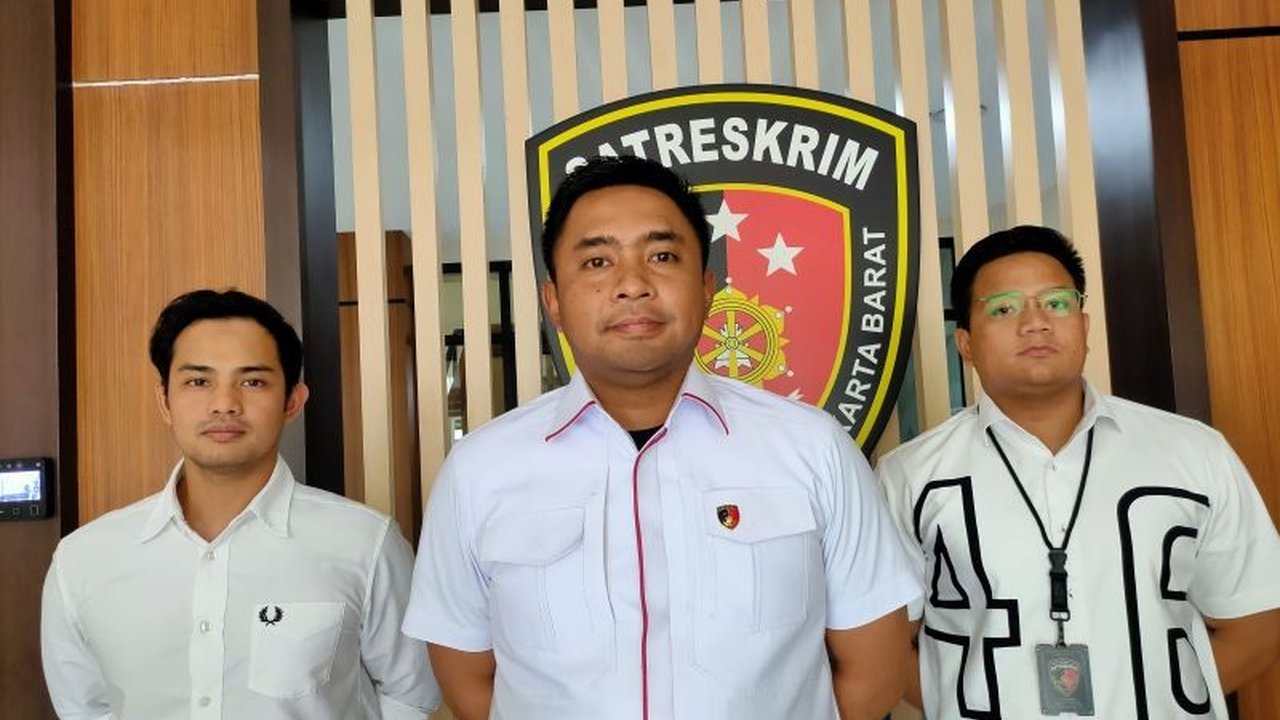 Kepolisian Jakarta Barat telah memeriksa delapan saksi terkait pembunuhan ibu dan anak di Tambora, termasuk anak korban yang melaporkan kejadian tersebut, namun identitas saksi dan detail pemeriksaan masih dirahasiakan.