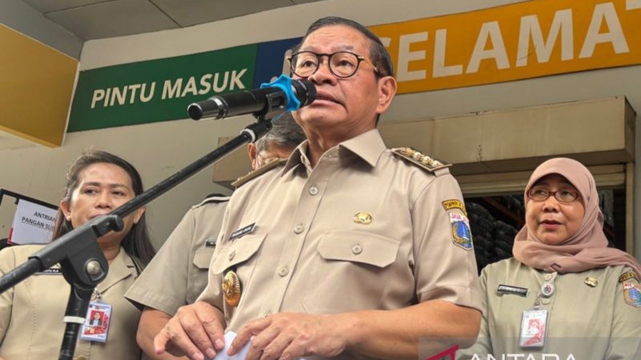 Gubernur DKI Jakarta, Pramono Anung Wibowo, umumkan dimulainya Operasi Modifikasi Cuaca (OMC) secara bertahap untuk mitigasi bencana banjir yang diperkirakan mencapai puncaknya pada 11 Maret 2025.