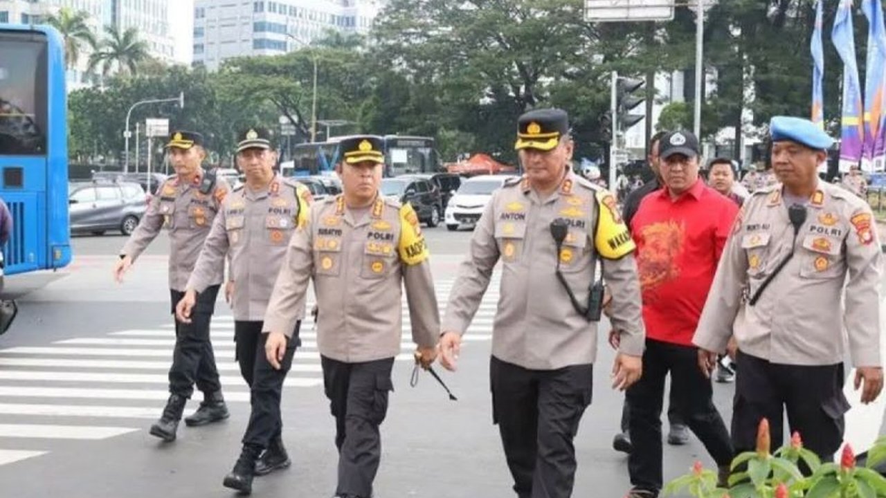 Sebanyak 894 personel gabungan dikerahkan Polres Metro Jakarta Pusat untuk mengamankan aksi demo penolakan penundaan pengangkatan CASN dan PPPK 2024 di depan Gedung DPR RI, Kementerian PAN-RB, dan Istana Negara.