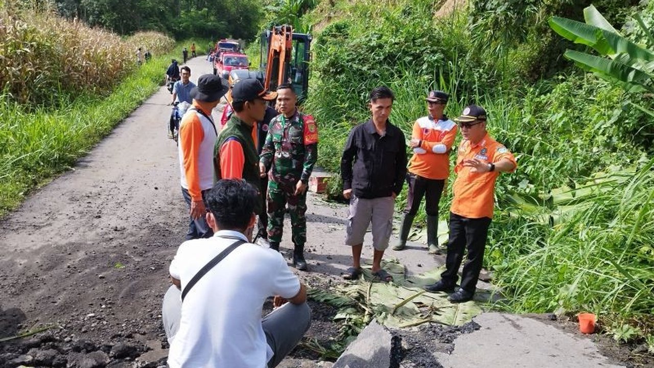 BPBD OKU Selatan berhasil mengevakuasi longsor dan pohon tumbang di Desa Manduriang, membuka kembali akses jalan yang sempat terputus akibat cuaca ekstrem.