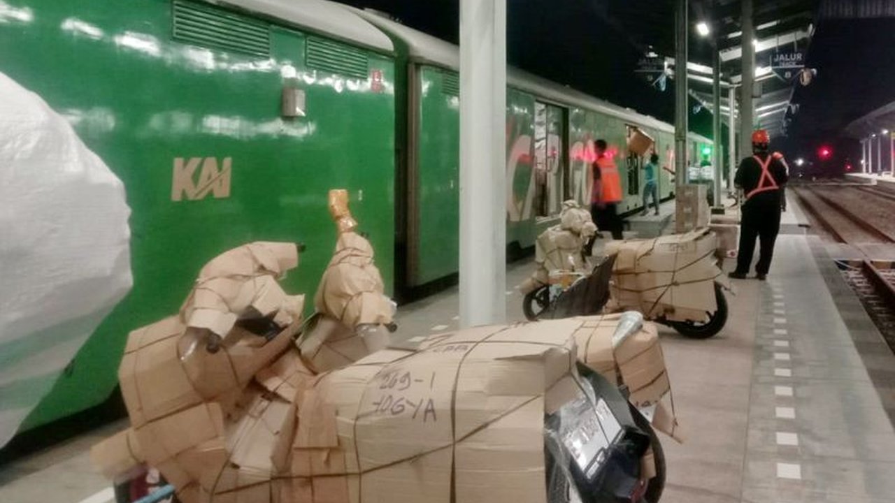 KAI Daop 3 Cirebon menyediakan layanan angkutan motor gratis hingga 7.424 unit untuk pemudik Lebaran 2025 melalui program mudik gratis Kemenhub, mulai pendaftaran 8 Maret hingga 7 April 2025.