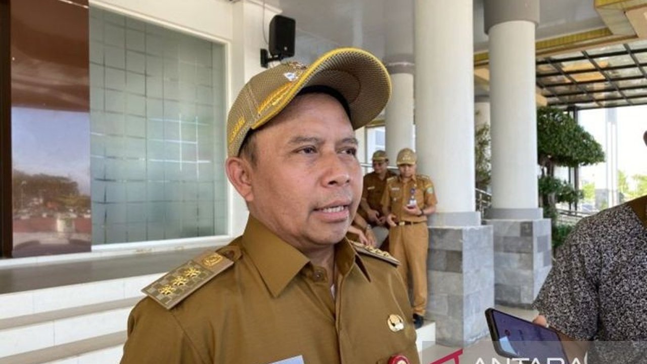 Bupati Tapin, H. Yamani, optimis program bedah 1000 rumah tidak layak huni akan selesai tepat waktu dalam 100 hari, melibatkan tukang lokal untuk percepatan pembangunan.