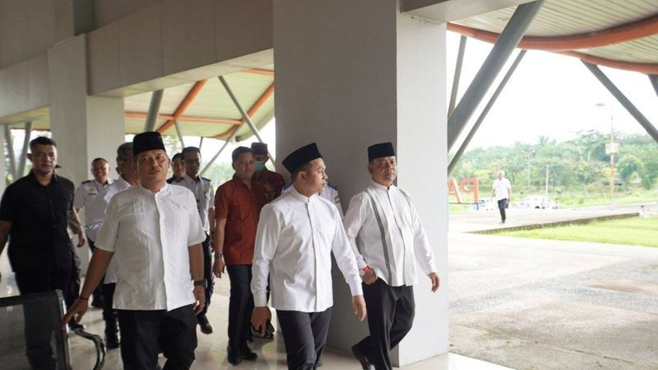 Gubernur Riau berkomitmen menyelesaikan pembangunan RSUD Rokan Hulu yang mangkrak sejak 2011 akibat masalah hukum dan defisit anggaran, berjanji akan membantu pembangunan kembali pada tahun 2026.