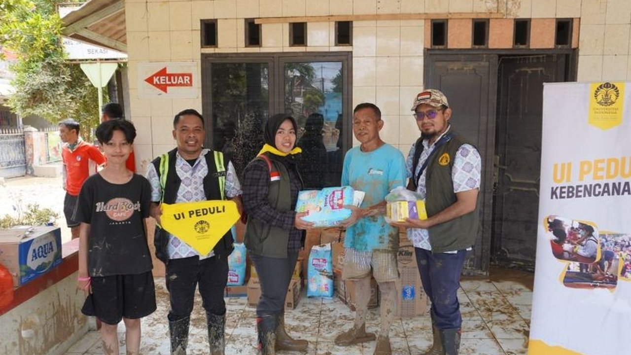 Universitas Indonesia (UI) melalui UI Peduli Kebencanaan menyalurkan bantuan logistik kepada warga terdampak banjir di Perumahan Pondok Gede Permai, Bekasi dan Perumahan Sawangan Asri, Depok.