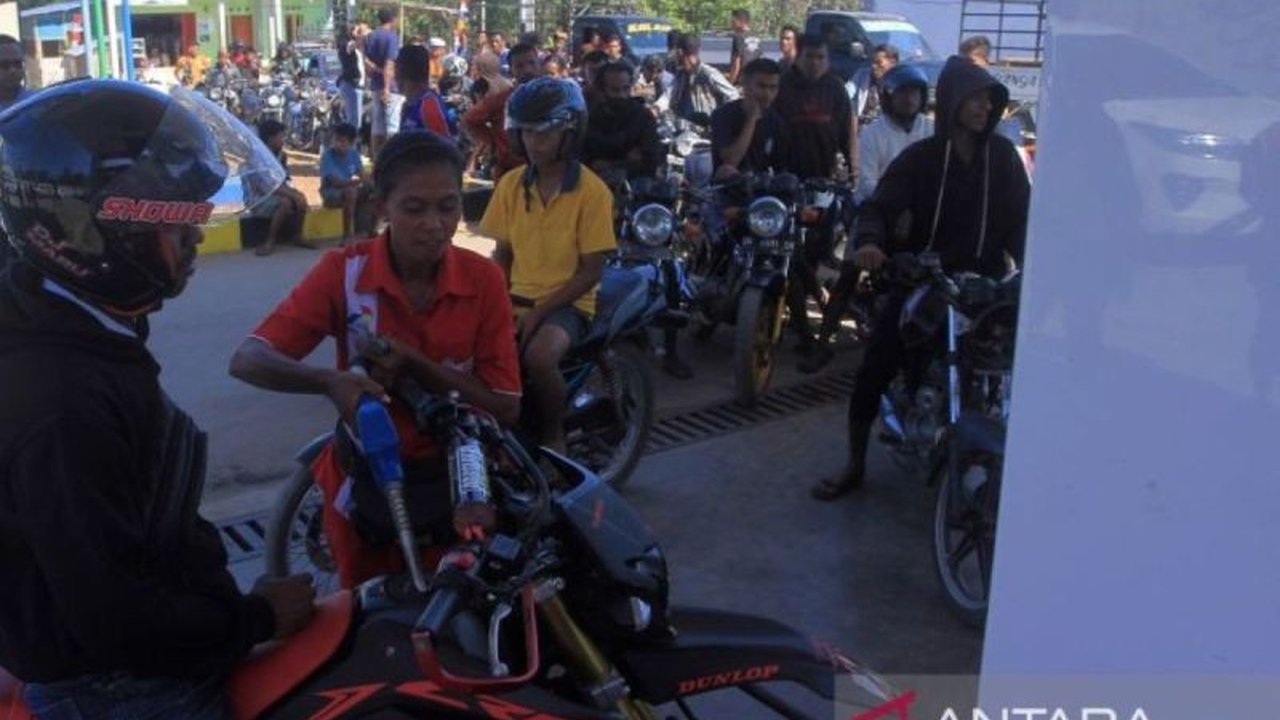 Kerusakan dispenser Pertalite dan Pertamax di SPBU Lembata mengakibatkan antrean panjang; Pertamina berupaya perbaiki kerusakan dan jaga stok BBM.