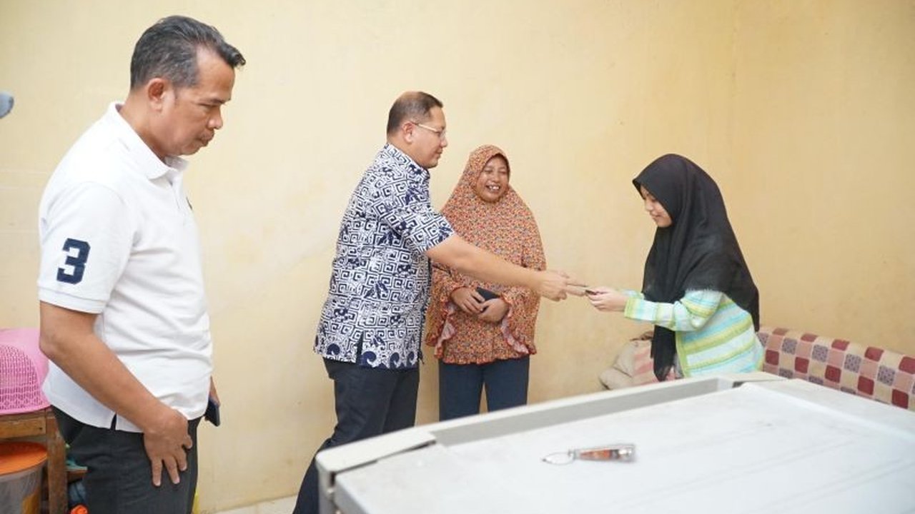 Gubernur Jawa Timur, Khofifah Indar Parawansa, memberikan bantuan biaya pendidikan kepada Zaskia, siswi SMK putus sekolah di Surabaya, sebagai wujud komitmen pemerataan akses pendidikan.