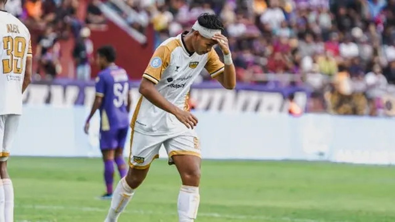 Striker Dewa United asal Kediri, Septian Satria Bagaskara, terpaksa tidak bisa melanjutkan pertandingan saat Dewa United FC melawan Persik Kediri pada laga pekan 21 BRI Liga 1 2023/2024, Sabt
