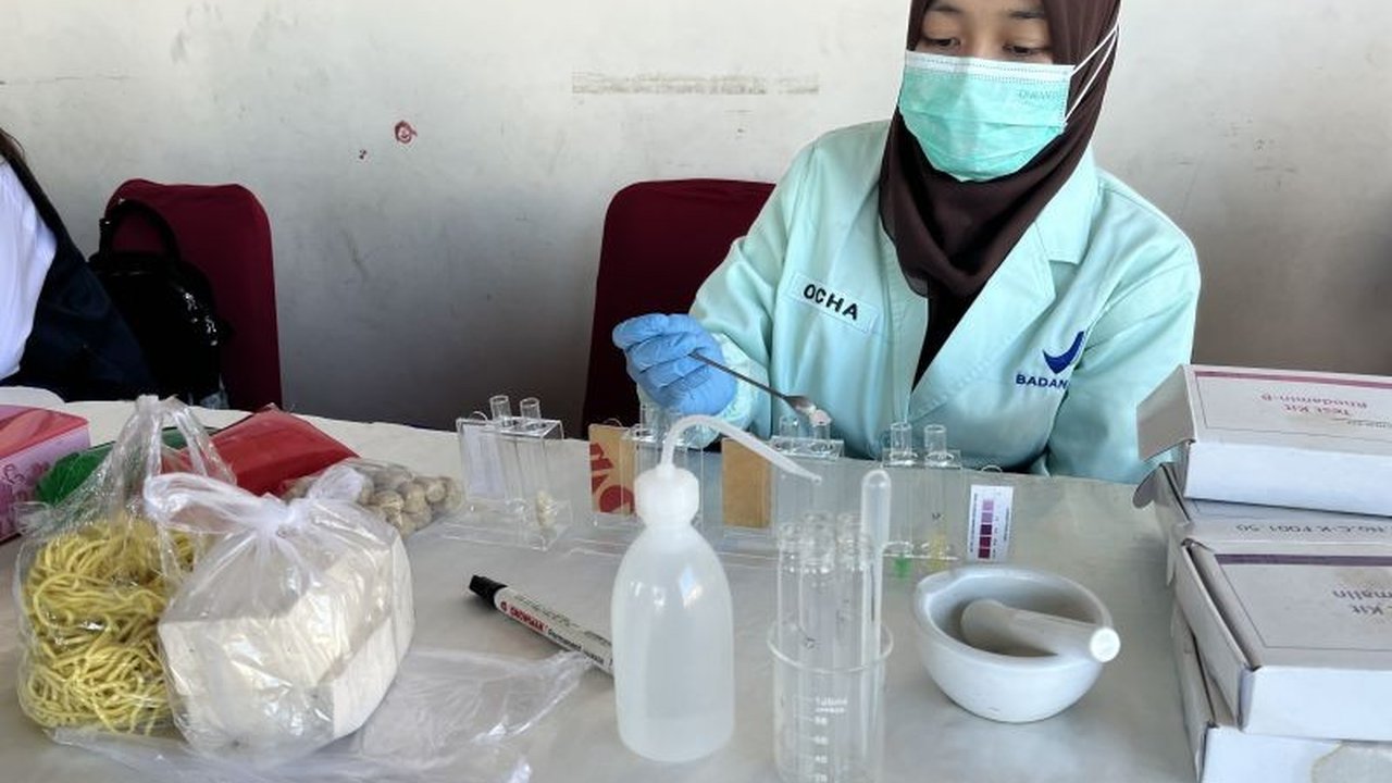 Balai Pengawasan Obat dan Makanan (BPOM) Ambon memastikan takjil Ramadhan di berbagai lokasi penjualan aman dikonsumsi karena bebas dari bahan berbahaya setelah melakukan uji sampel.