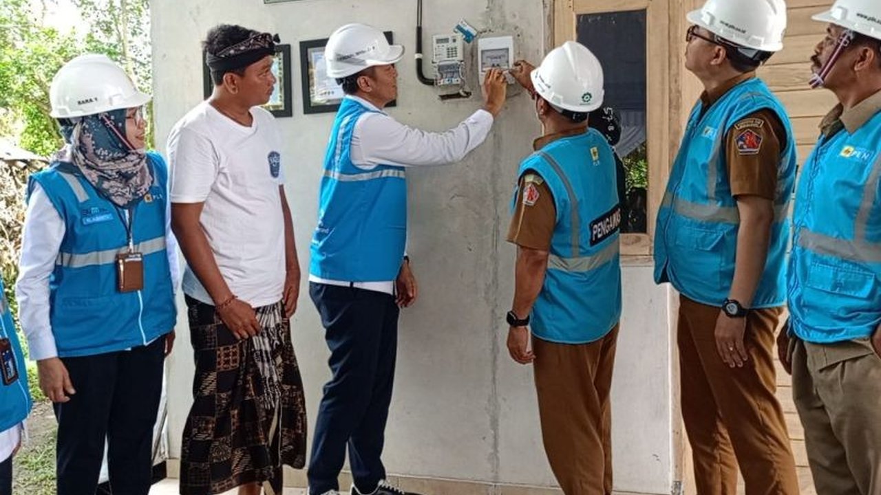 PT PLN menyalurkan listrik gratis kepada 16 keluarga kurang mampu di Bali melalui program Light Up the Dream (LUTD), membantu mereka menikmati akses listrik yang layak.