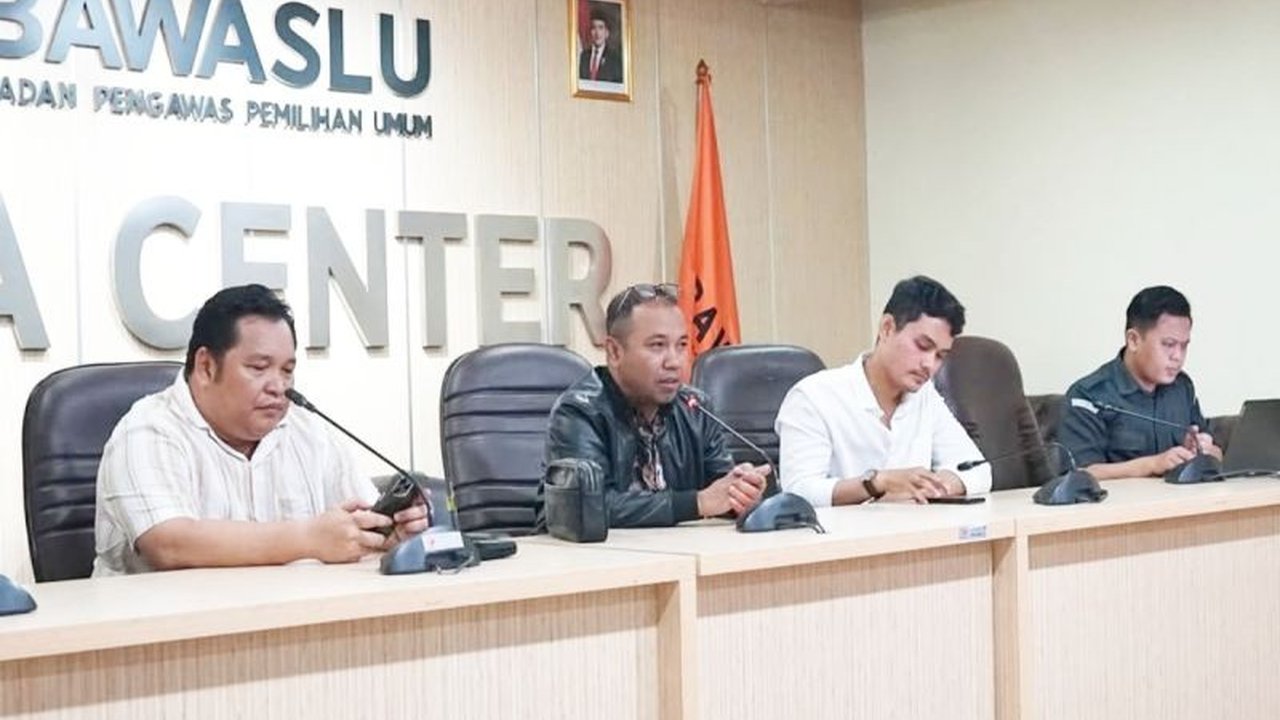 Bawaslu Kalimantan Selatan merancang strategi pengawasan yang efektif dan efisien untuk Pemungutan Suara Ulang (PSU) Pilwali Banjarbaru 2025, dengan fokus pada koordinasi, anggaran, dan perekrutan pengawas.