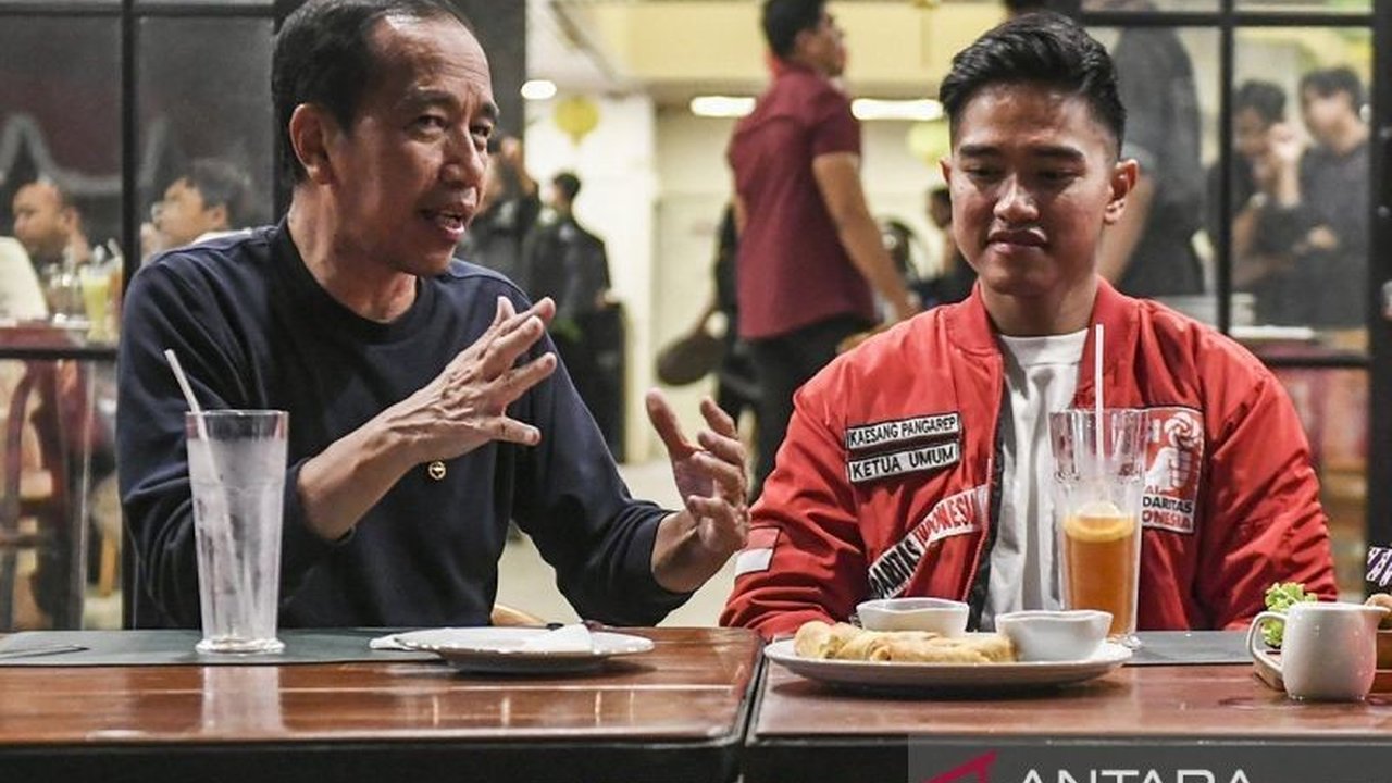 Pengamat politik menilai pernyataan Jokowi soal partai terbuka sebagai kode dukungan terhadap PSI, yang dipimpin putranya, Kaesang Pangarep, dan  menunjukkan potensi PSI sebagai partai besar di masa depan.