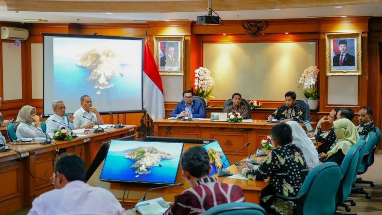 Menteri Kehutanan dan FOReTIKA jalin kolaborasi untuk pengembangan SDM dan pengelolaan hutan berkelanjutan, membuka peluang besar bagi perguruan tinggi kehutanan di Indonesia.