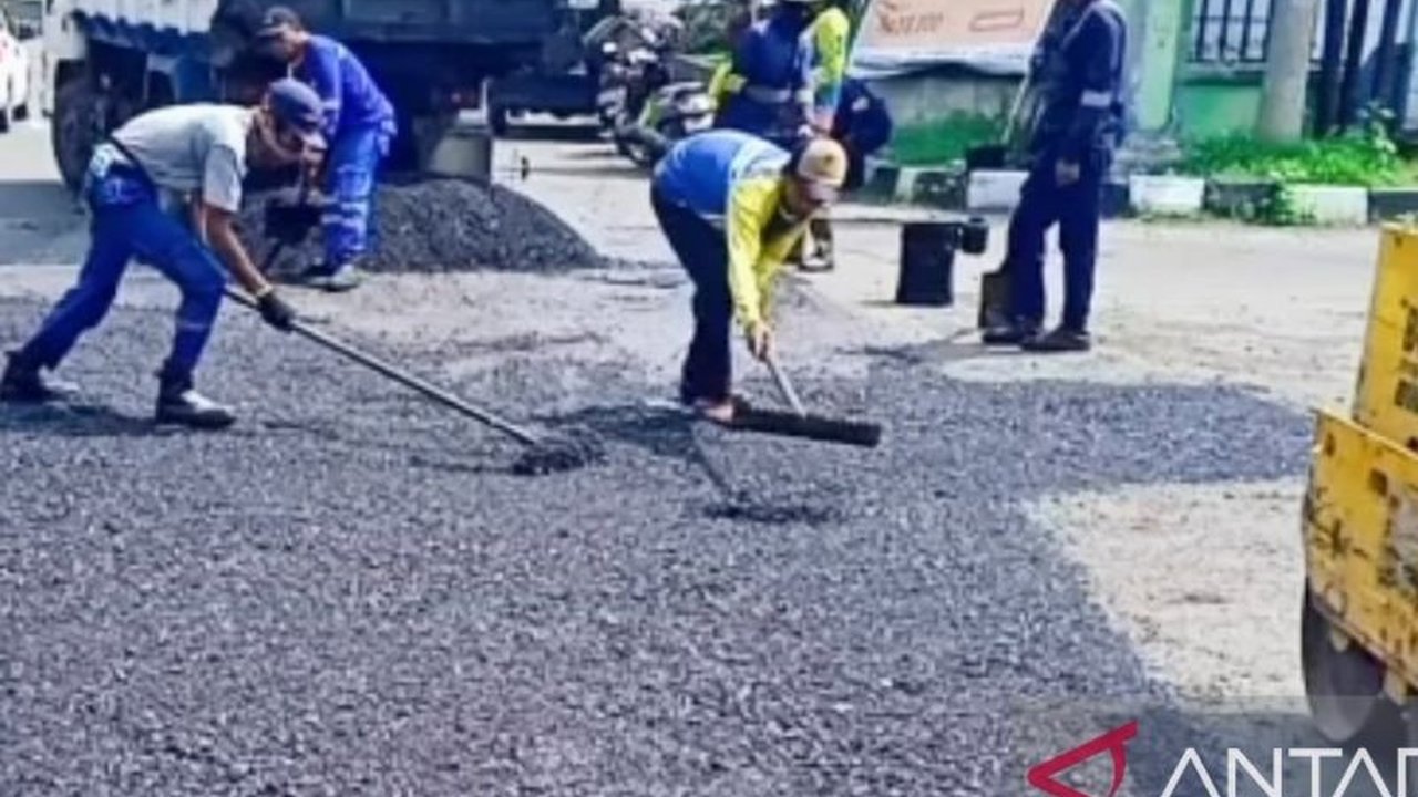 Pemerintah Kabupaten Karawang mulai memperbaiki jalur mudik Lebaran 2025 untuk memastikan keamanan dan kenyamanan pemudik, dengan fokus pada jalur alternatif dan jalan nasional.