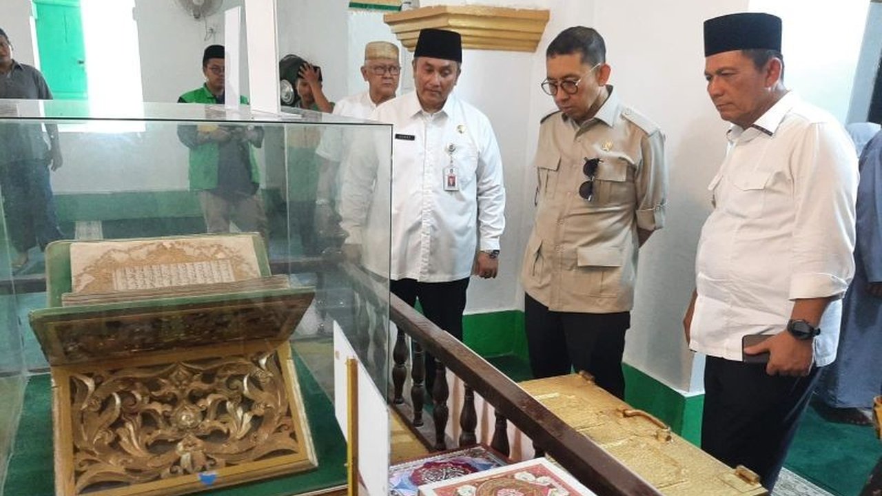 Menteri Kebudayaan Fadli Zon napak tilas sejarah dan budaya di Pulau Penyengat, Kepri, mendorong pengembangan pulau tersebut sebagai pusat Bahasa Indonesia.