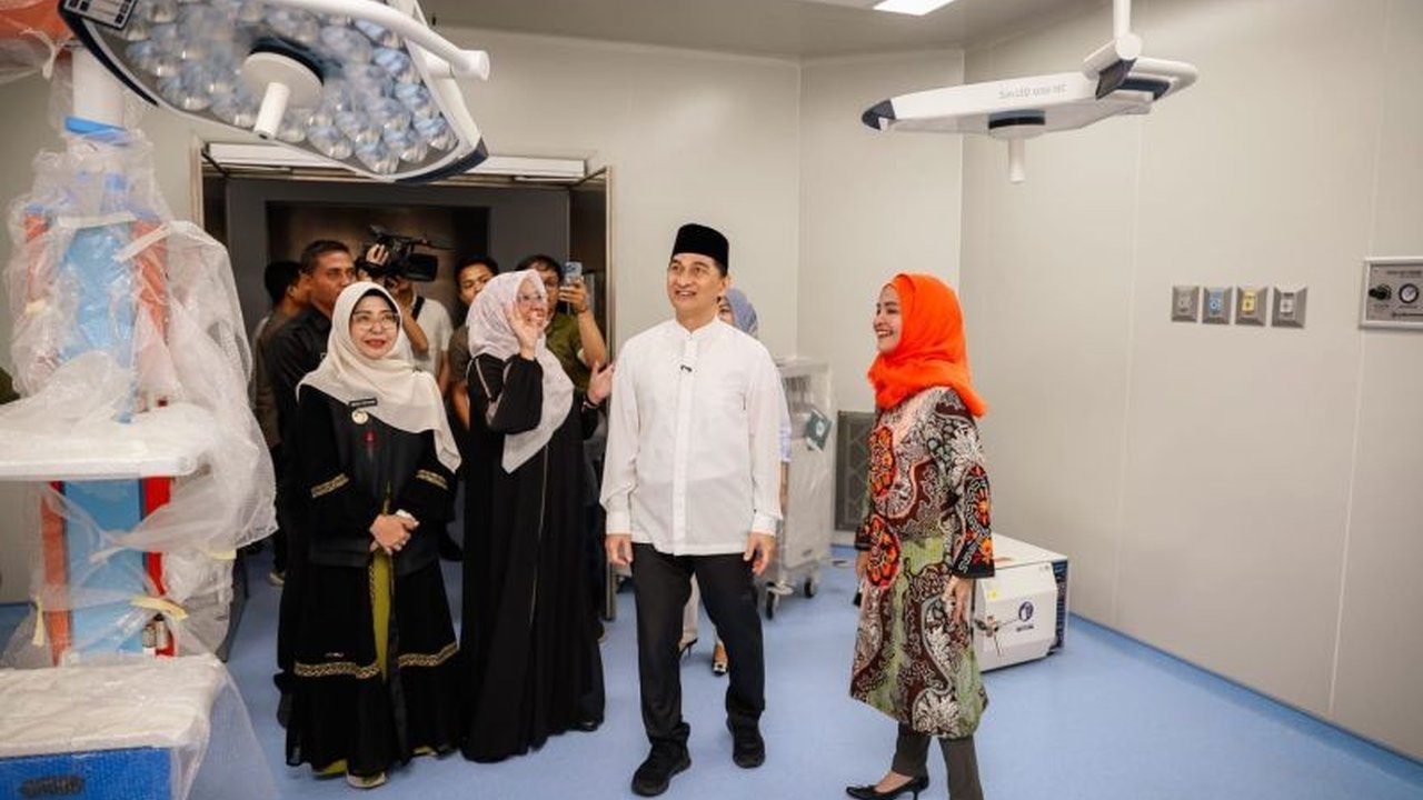 Wakil Gubernur Banten, A Dimyati Natakusumah, mengumumkan efisiensi APBD 2025 untuk mendanai program pendidikan gratis hingga tingkat SMA/SMK swasta guna mengatasi kesenjangan pendidikan di Banten.