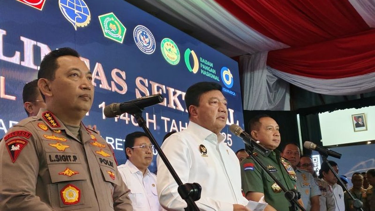 Menko Polkam Budi Gunawan memastikan 164.268 personel gabungan TNI dan Polri siap mengamankan arus mudik Lebaran 2025, didukung pos pengamanan dan satgas bencana.