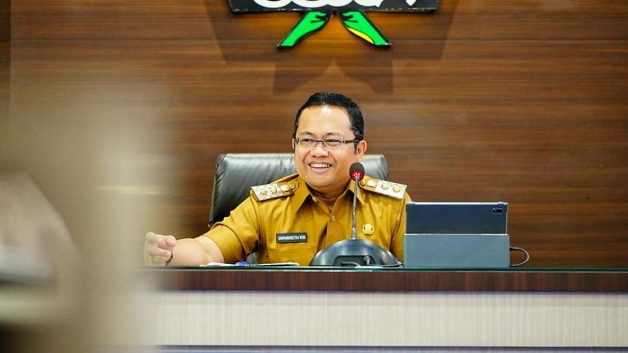 Wakil Bupati Gowa, Darmawangsyah Muin, berkomitmen untuk menyelesaikan masalah kemiskinan ekstrem di Kabupaten Gowa dalam 100 hari kerja melalui program Gowa Sejahtera.