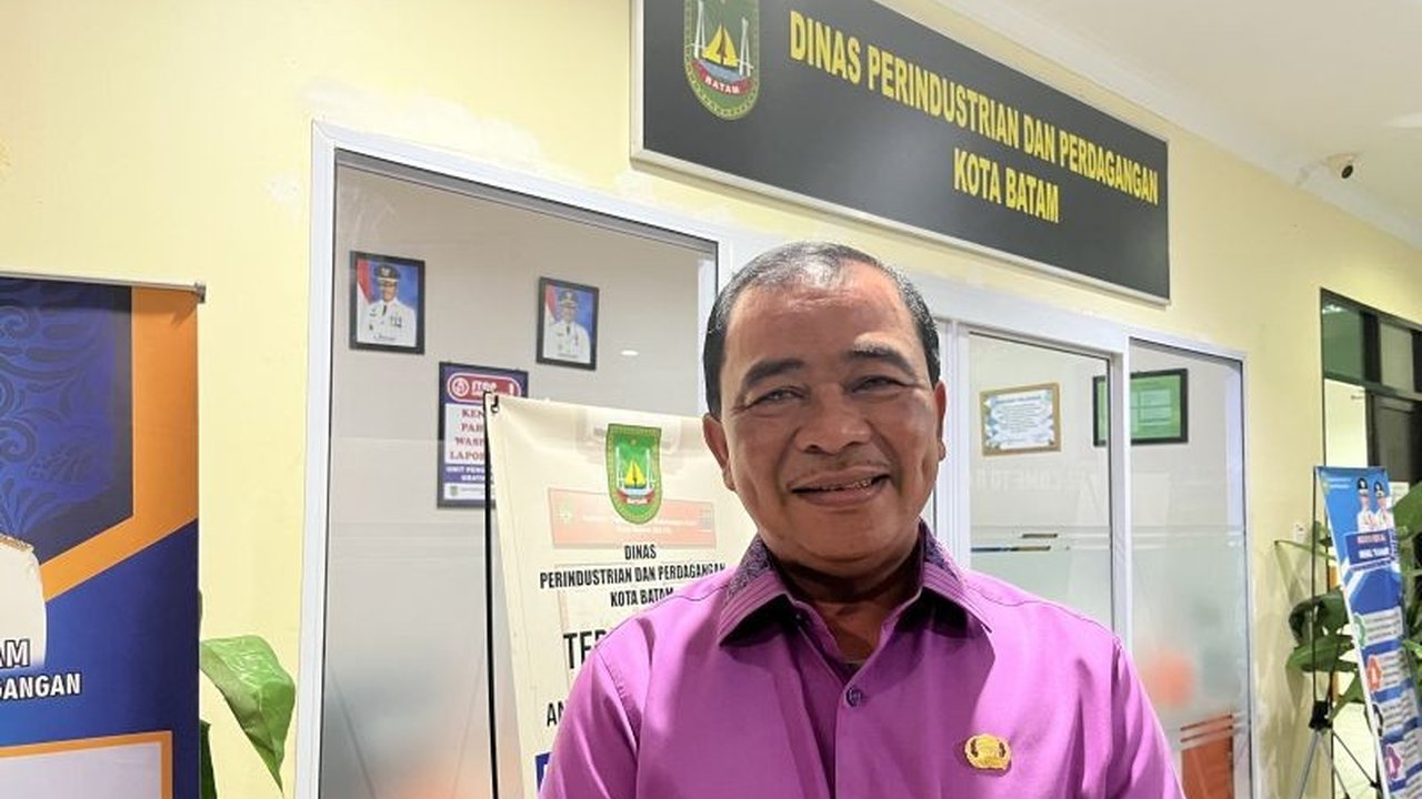 Disperindag Kota Batam melakukan sidak dan memastikan isi kemasan MinyaKita sesuai takaran 1 liter dan harga jualnya tetap Rp15.700 per liter sesuai HET.