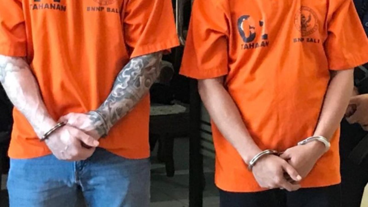 Polisi Denpasar menetapkan sepasang kekasih sebagai tersangka karena diduga membuang bayi hasil aborsi di Pantai Padanggalak; keduanya dijerat UU Perlindungan Anak.