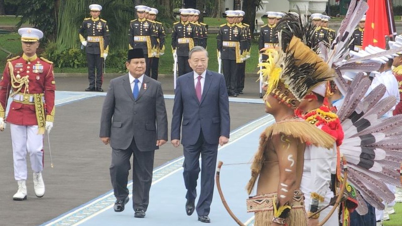 Presiden Prabowo Subianto menerima kunjungan resmi Sekjen Partai Komunis Vietnam, To Lam, di Istana Merdeka, Jakarta, dengan upacara kenegaraan yang meriah.