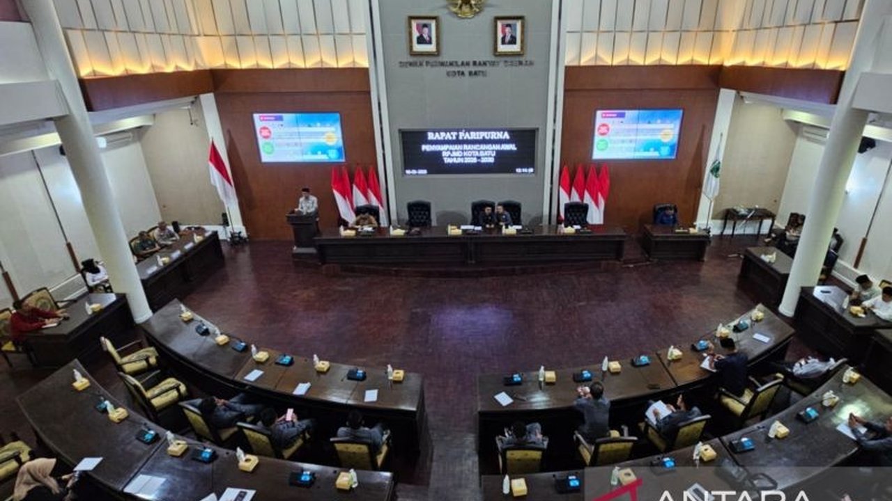 Wali Kota Batu, Nurochman, memastikan rancangan RPJMD Kota Batu 2025-2030 mengakomodasi program strategis pembangunan berkelanjutan dan peningkatan kesejahteraan masyarakat, dengan visi 'Kota Batu Madani' menuju Generasi Emas 2045.