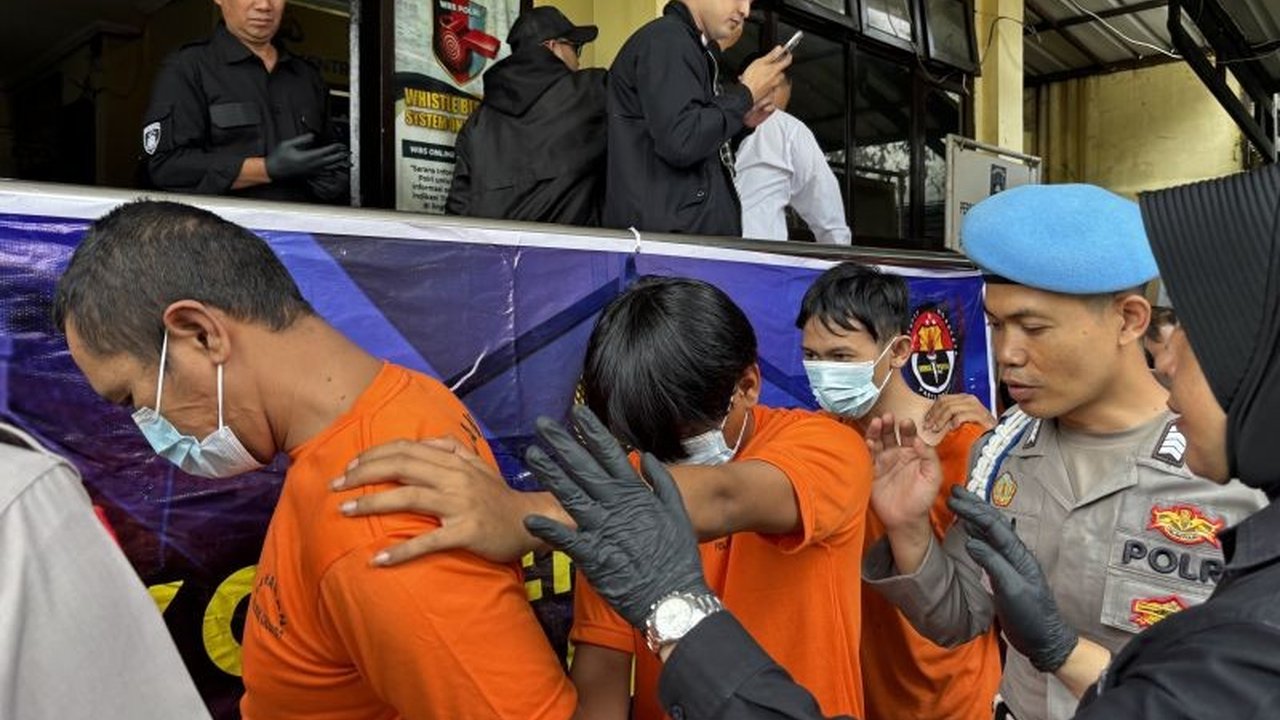 Polrestabes Bandung berhasil mengungkap kasus penggelapan mobil rental yang melibatkan delapan pelaku dengan modus menyewa lalu menggadaikan mobil tersebut.