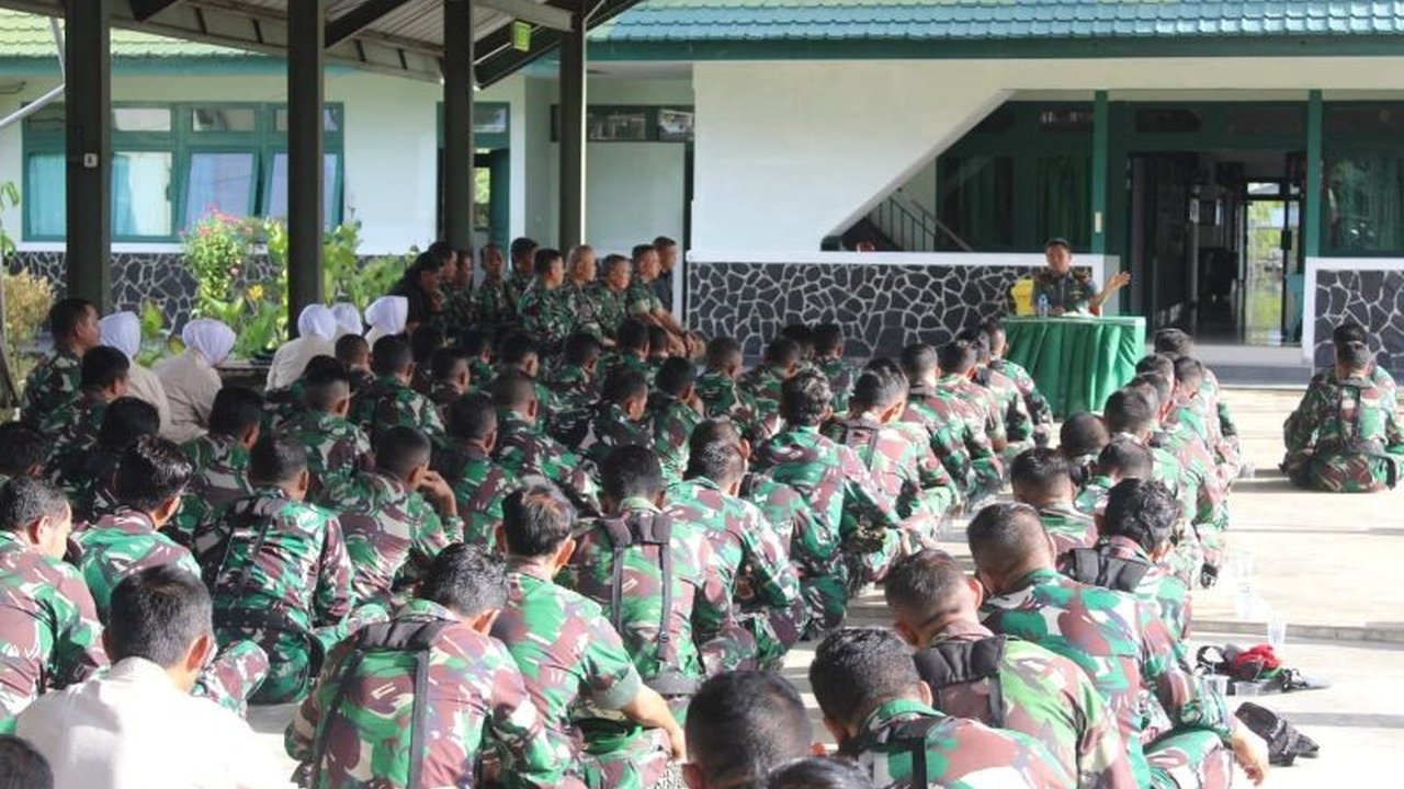 Dandim 1202 Singkawang menegaskan akan menindak tegas anggotanya yang terlibat dalam aktivitas ilegal, termasuk membekingi sawmill ilegal di Kota Singkawang, Kalimantan Barat.