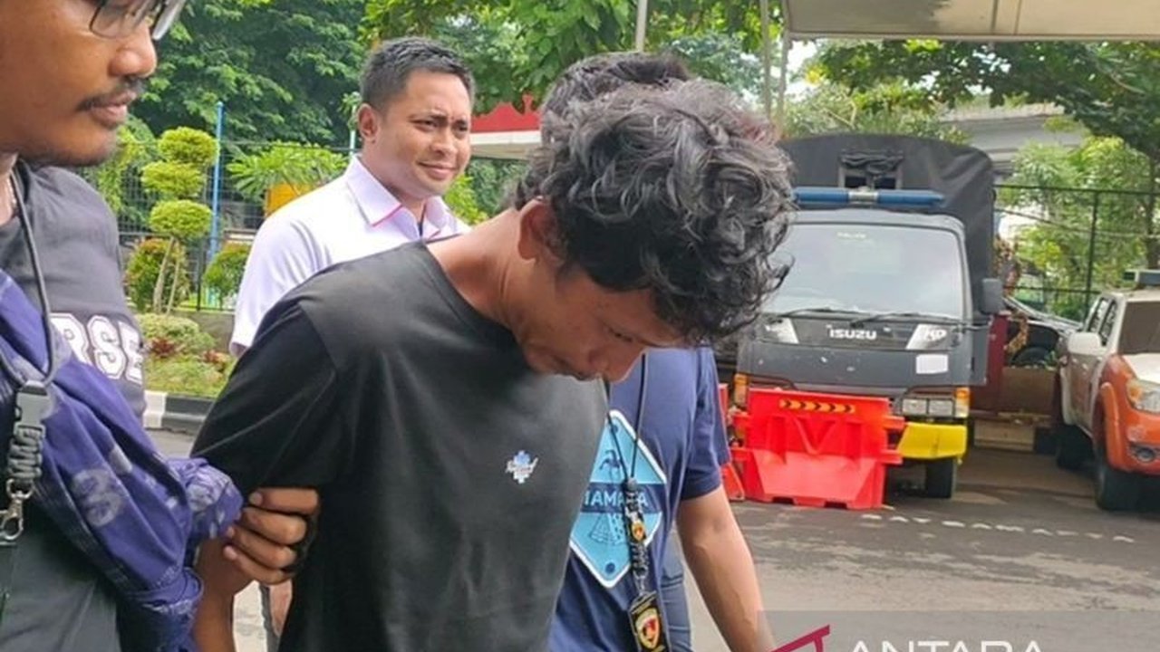 Polisi berhasil menangkap terduga pembunuh ibu dan anak yang ditemukan tewas membusuk di dalam toren rumah mereka di Jakarta Barat; motif pembunuhan masih dalam penyelidikan.