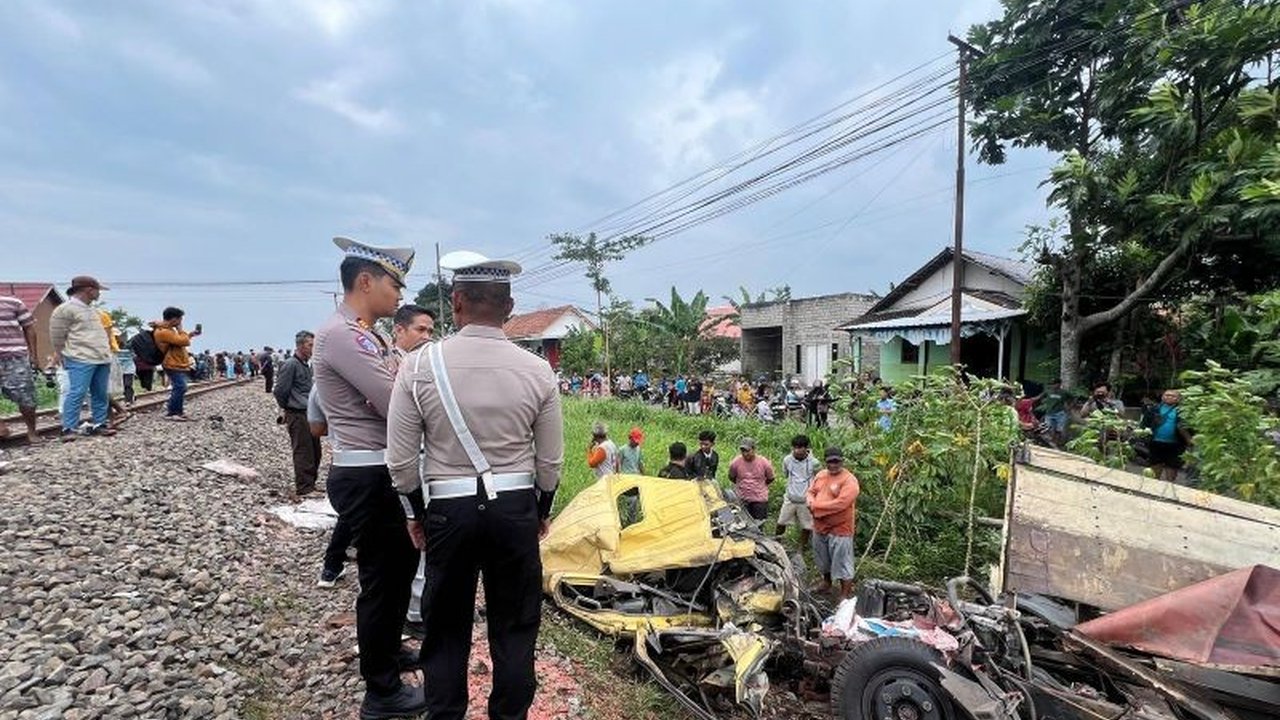Kecelakaan antara KA Kertanegara dan truk di Kediri mengakibatkan sejumlah kereta api mengalami keterlambatan dan beberapa layanan terpaksa dialihkan, serta sejumlah penumpang mendapatkan kompensasi.