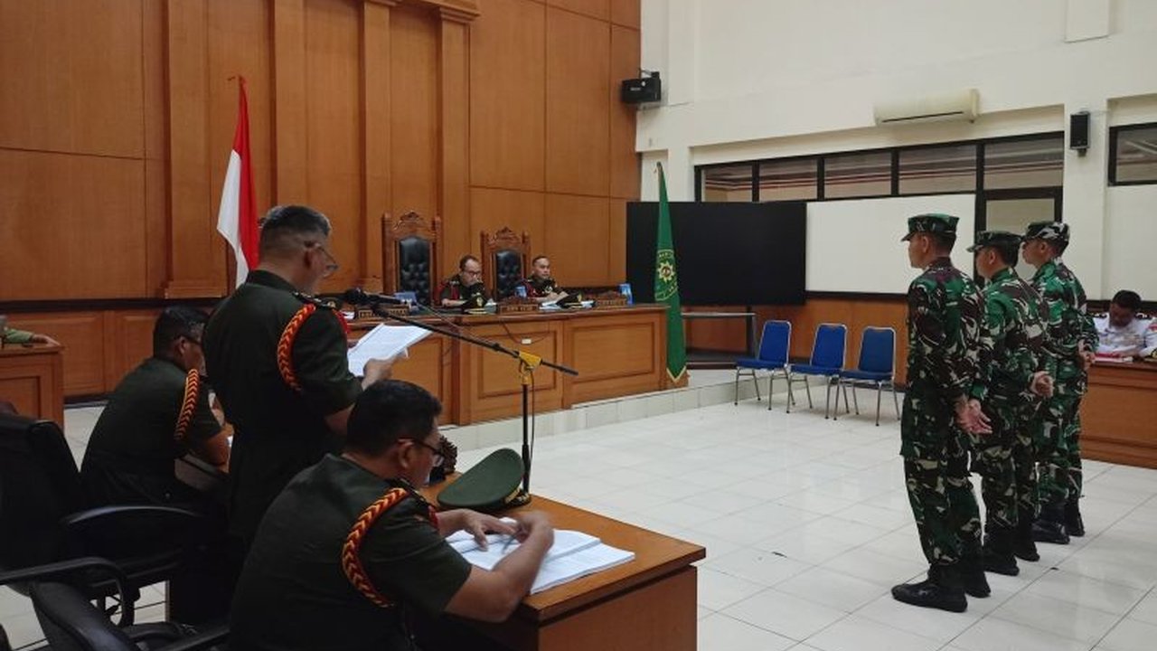 Dua oknum TNI AL dituntut hukuman seumur hidup oleh Oditur Militer karena terbukti melakukan pembunuhan berencana terhadap bos rental mobil di Tol Tangerang-Merak.