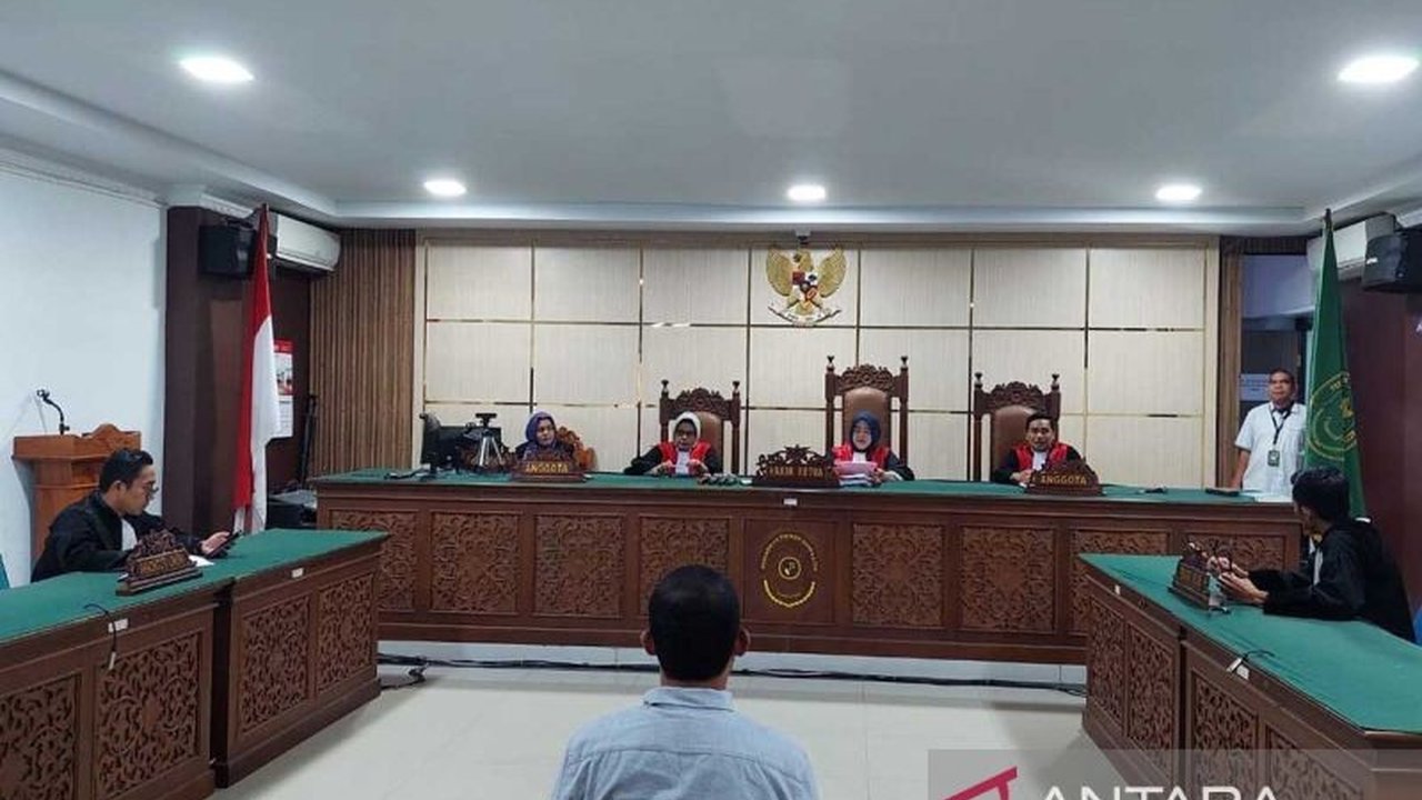 Mantan pegawai Bank Aceh, Syahrial Haditya, divonis 6 tahun penjara dan denda Rp100 juta karena korupsi kredit konsumtif senilai Rp3,7 miliar.