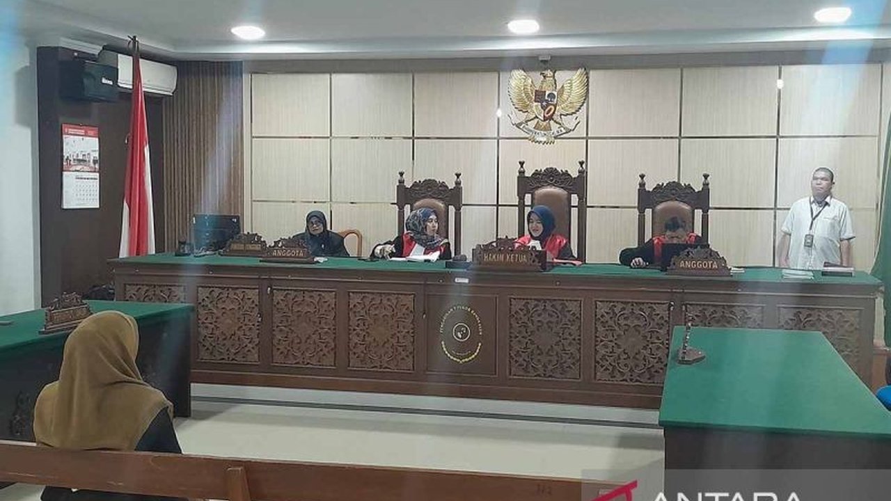 Majelis hakim Pengadilan Negeri Banda Aceh menjatuhkan vonis empat tahun penjara kepada Maimunah, kepala desa di Aceh Tamiang, atas kasus korupsi dana desa senilai Rp354 juta.