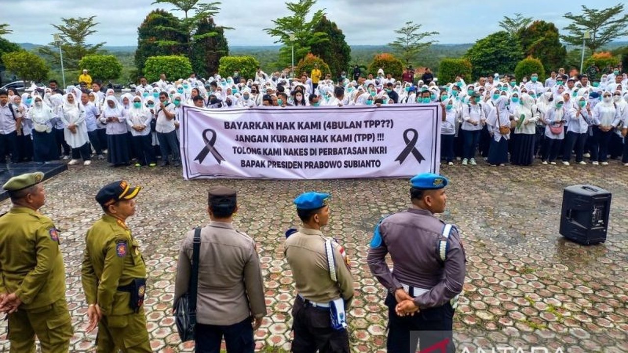 Polres Natuna kerahkan 160 personel untuk mengamankan aksi damai tenaga kesehatan (nakes) yang menuntut pembayaran TPP dan menolak pemotongan TPP 2025 di depan Kantor Bupati Natuna.