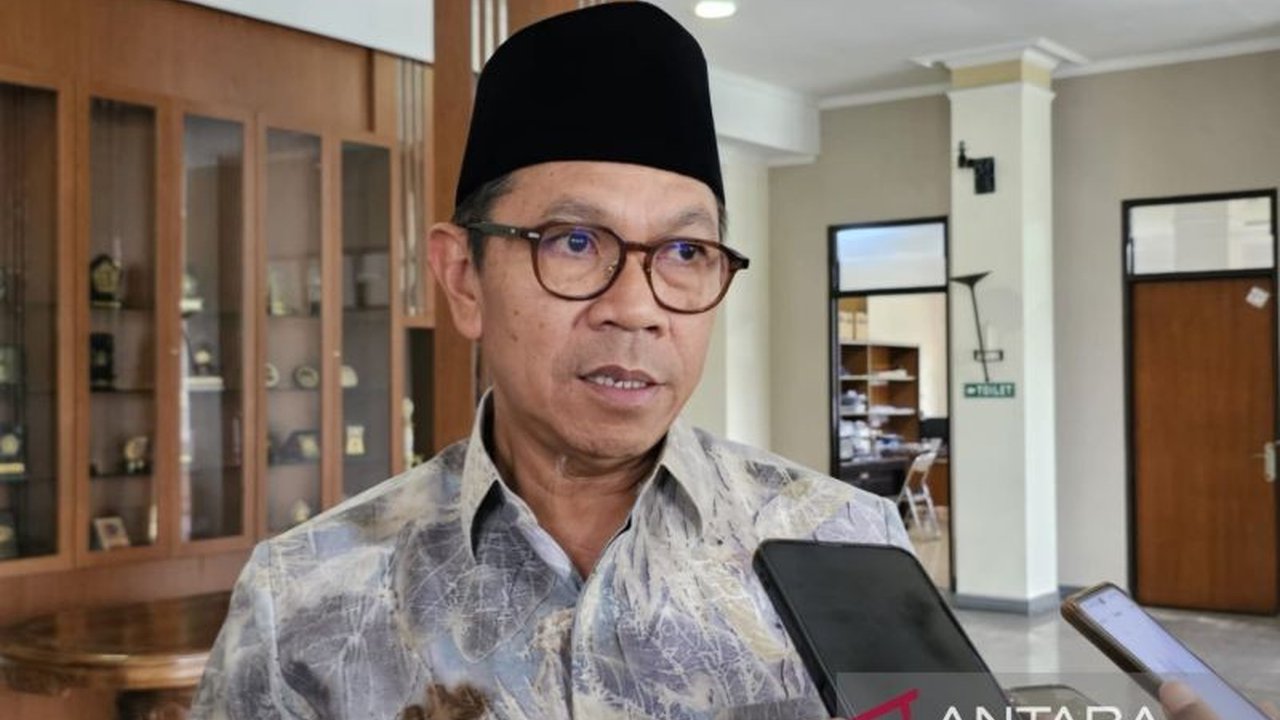 Pemkot Batu berinovasi dengan memanfaatkan dana CSR untuk membiayai program '1.000 Sarjana', guna mengurangi beban APBD dan menekan disparitas lapangan kerja.