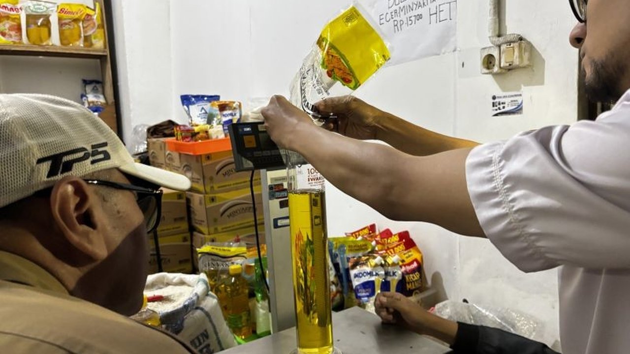 Pemerintah Kota Bandung sidak penjualan Minyakita di Pasar Kosambi dan temukan ketidaksesuaian takaran; beberapa kemasan lebih dari 1 liter, sementara yang lain kurang 30 mililiter.