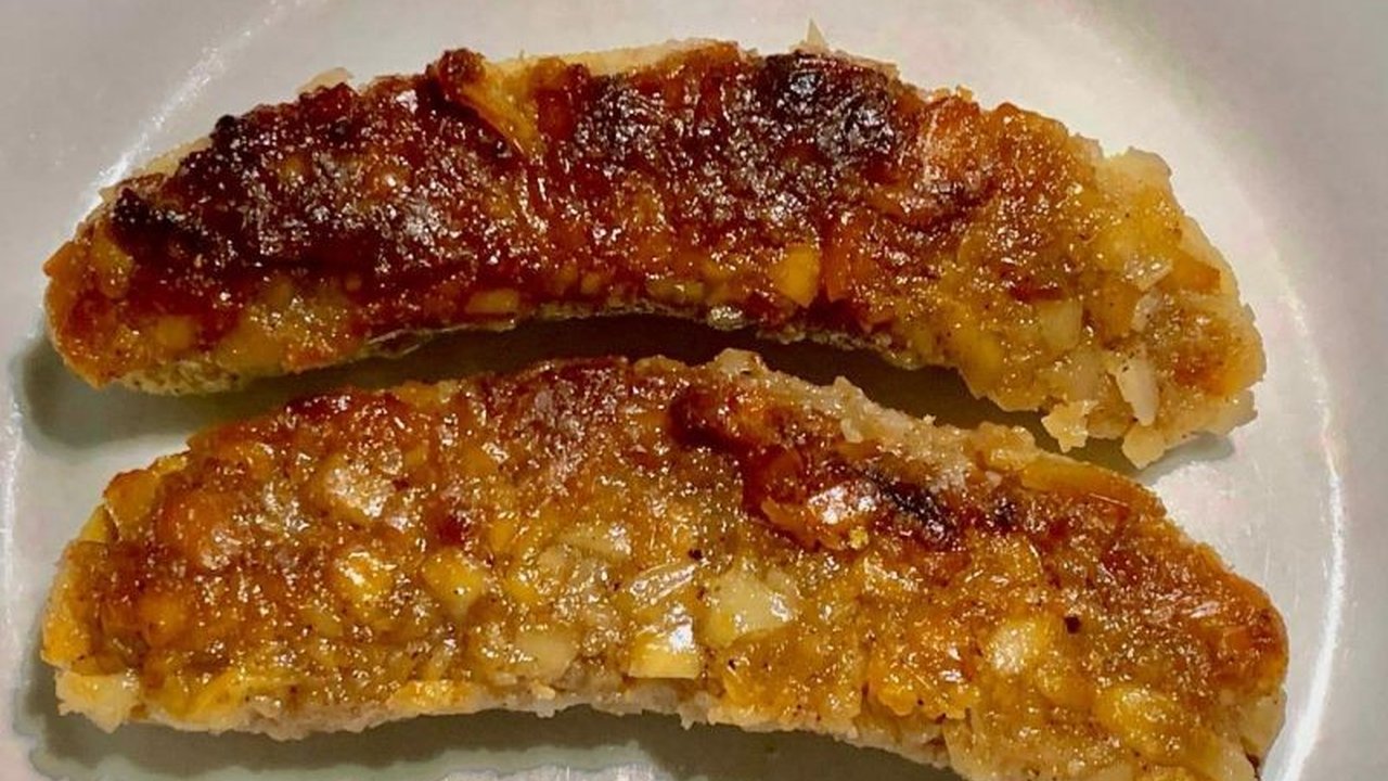 Pisang Asar dan Asidah, dua kudapan khas Maluku, menjadi menu buka puasa favorit warga Ambon selama Ramadhan, dengan cita rasa unik dan harga terjangkau.