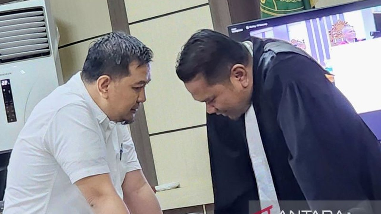 Mantan pejabat pembuat komitmen (PPK) Balai Teknik Perkeretaapian dijatuhi hukuman 4 tahun penjara dan denda Rp200 juta karena terbukti menerima suap Rp55,4 miliar dari kontraktor.
