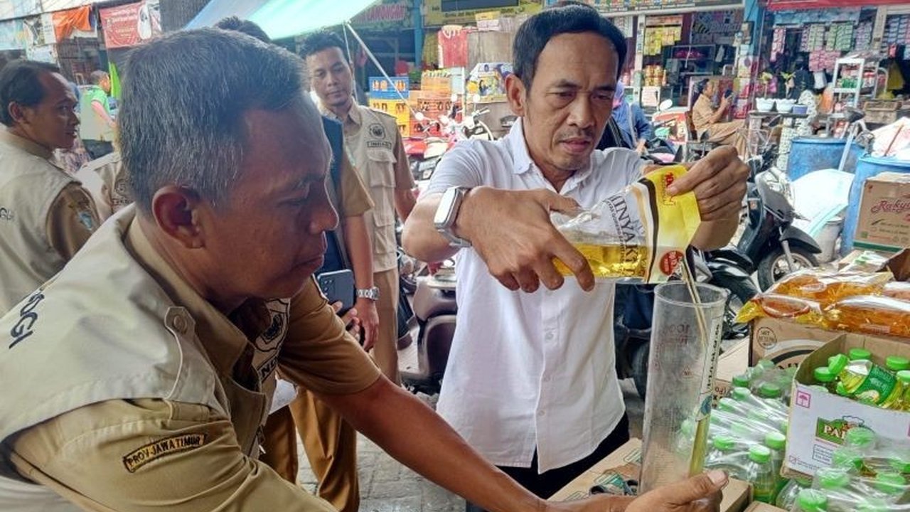 Petugas gabungan di Lamongan menemukan Minyakita kemasan 1 liter yang hanya berisi 800ml, melanggar aturan dan menjadi sorotan.