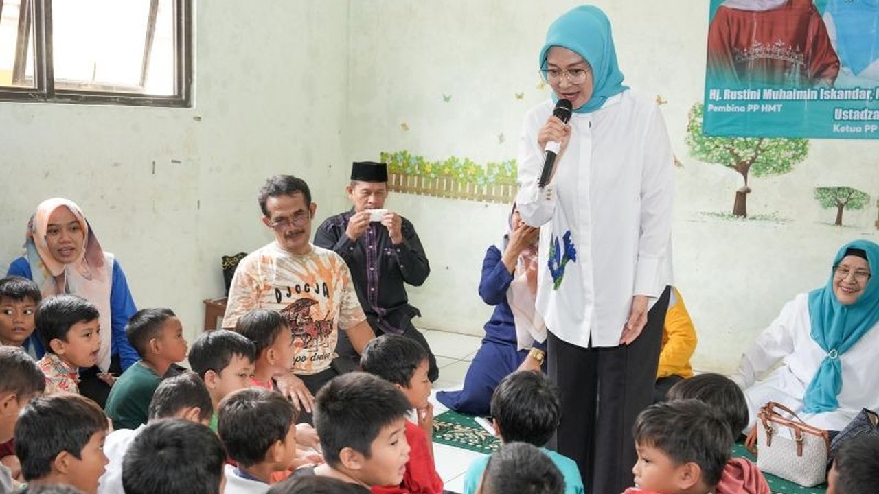 Harakah Majelis Taklim (HMT) memberikan bantuan berupa seragam sekolah, buku, alat tulis, dan sembako untuk anak-anak korban banjir Bekasi, sebagai bentuk kepedulian dan meringankan beban mereka di bulan Ramadhan.