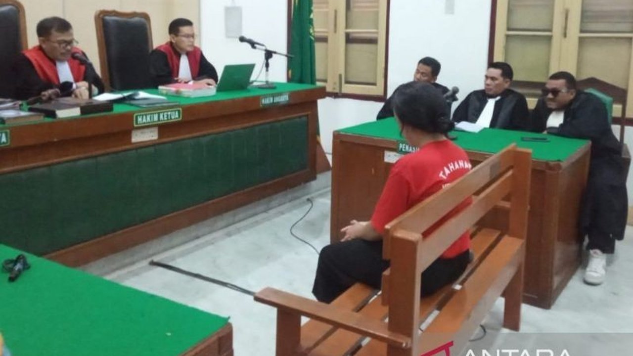 Selebgram Ratu Entok divonis 34 bulan penjara dan denda Rp100 juta karena terbukti menistakan agama dalam siaran langsung TikTok.